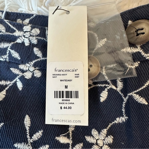 Francesca's Women’s Floral Navy Blue White Shorts Size: Medium  NWT - Picture 7 of 13